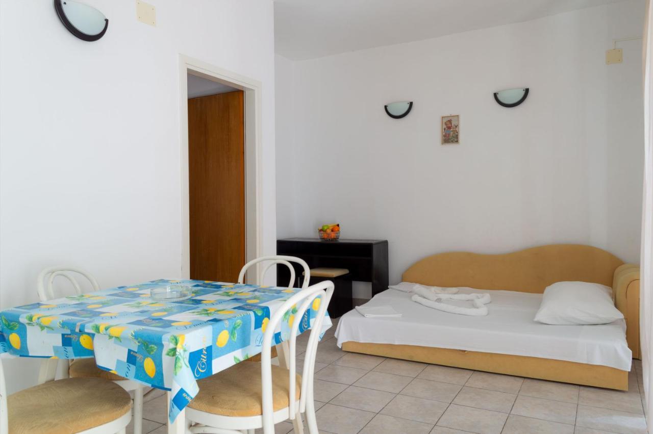 Apartments Ivica - Beachfront Дрвеник Екстер'єр фото