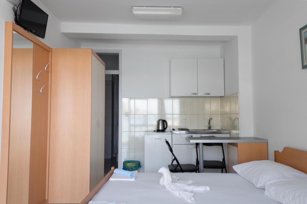 Apartments Ivica - Beachfront Дрвеник Екстер'єр фото