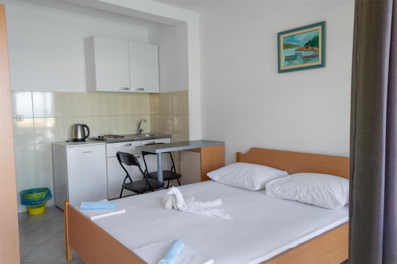 Apartments Ivica - Beachfront Дрвеник Екстер'єр фото